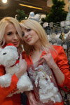 Российские знаменитости украсили ёлочку (наряды и образы: блонд (цвет волос), красный брючный костюм)