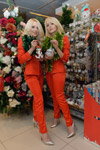 Российские знаменитости украсили ёлочку (наряды и образы: блонд (цвет волос), красный брючный костюм, серебряные шпильки)