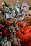 Российские знаменитости украсили ёлочку (наряды и образы: блонд (цвет волос), красный брючный костюм)