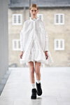 Desfile de Cecilie Bahnsen — Copenhagen Fashion Week aw17 (looks: vestido blanco)