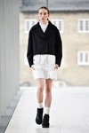 Pokaz Cecilie Bahnsen — Copenhagen Fashion Week aw17 (ubrania i obraz: żakiet czarny, szorty białe)