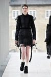 Desfile de Cecilie Bahnsen — Copenhagen Fashion Week aw17 (looks: vestido negro)