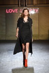 Desfile de Ganni — Copenhagen Fashion Week aw17 (looks: vestido negro, abrigo negro)