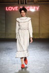 Показ Ganni — Copenhagen Fashion Week aw17 (наряди й образи: біла сукня міді, тілесні шкарпетки)
