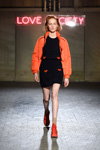 Modenschau von Ganni — Copenhagen Fashion Week aw17 (Looks: orange Jacke, schwarzes Kleid)