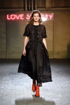 Показ Ganni — Copenhagen Fashion Week aw17 (наряды и образы: чёрное платье)