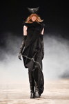 Pokaz Ivan Grundahl — Copenhagen Fashion Week aw17 (ubrania i obraz: rękawiczki czarne, sukienka czarna, czapka czarna, kozaki czarne)