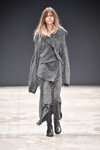 Desfile de Ivan Grundahl — Copenhagen Fashion Week aw17 (looks: vestido gris)