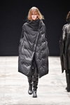 Desfile de Ivan Grundahl — Copenhagen Fashion Week aw17 (looks: abrigo negro, botas Over the knee negras)