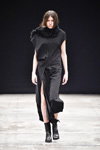 Показ Ivan Grundahl — Copenhagen Fashion Week aw17 (наряды и образы: чёрное платье с разрезом, чёрные сапоги)