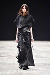 Desfile de Ivan Grundahl — Copenhagen Fashion Week aw17 (looks: vestido negro)