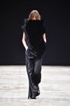 Показ Ivan Grundahl — Copenhagen Fashion Week aw17 (наряды и образы: чёрное платье)