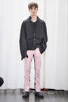 Показ Jean//phillip — Copenhagen Fashion Week aw17 (наряди й образи: чорні туфлі, рожеві штани, чорна куртка)