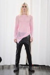 Показ Jean//phillip — Copenhagen Fashion Week aw17 (наряди й образи: рожевий джемпер, чорні брюки, чорні туфлі)
