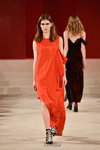 Desfile de Lala Berlin — Copenhagen Fashion Week aw17 (looks: vestido rojo)