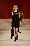 Desfile de Lala Berlin — Copenhagen Fashion Week aw17 (looks: vestido negro)