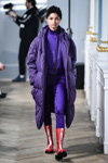 Desfile de Won Hundred — Copenhagen Fashion Week aw17 (looks: abrigo violeta, botas rojas)