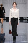 Pokaz Beatrice B — CPM FW17/18 (ubrania i obraz: bluzka biała, spodnie czarne)