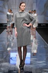 Pokaz Caterina Leman — CPM FW17/18 (ubrania i obraz: sukienka szara, rajstopy czarne, półbuty czarne)