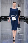 Desfile de Caterina Leman — CPM FW17/18 (looks: vestido azul, zapatos de tacón negros, cinturón blanco)