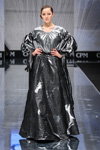 Pokaz Caterina Leman — CPM FW17/18 (ubrania i obraz: suknia wieczorowa srebrna)
