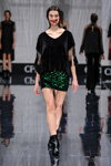 Pokaz NISSA — CPM FW17/18 (ubrania i obraz: top czarny, spódnica mini zielona, botki damskie czarne, welon czarny)