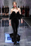 Pokaz NISSA — CPM FW17/18 (ubrania i obraz: suknia wieczorowa z dekoltem czarna)