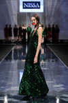 Показ NISSA — CPM FW17/18 (наряды и образы: зеленое вечернее платье)
