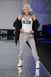Skiny show — CPM FW17/18 (looks: white top with slogan, grey sport trousers)