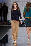 Pokaz Tricot Chic — CPM FW17/18 (ubrania i obraz: spodnie piaskowe, pulower indygowy)