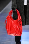 Pokaz VEMINA CITY — CPM FW17/18 (ubrania i obraz: torebka czerwona, rękawiczki czarne)