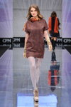 Pokaz VEMINA CITY — CPM FW17/18 (ubrania i obraz: sukienka brązowa, cienkie rajstopy białe)