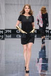 Pokaz VEMINA CITY — CPM FW17/18 (ubrania i obraz: sukienka mini czarna, półbuty czarne, rękawiczki złote)