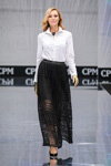 Desfile de VEMINA CITY — CPM FW17/18 (looks: blusa blanca, maxi falda negra)