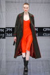 Pokaz Viktoria Irbaieva — CPM FW17/18 (ubrania i obraz: sukienka czerwona, szynel w kolorze khaki)