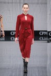 Pokaz Viktoria Irbaieva — CPM FW17/18 (ubrania i obraz: sukienka midi czerwona)