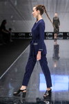 Pokaz Viktoria Irbaieva — CPM FW17/18 (ubrania i obraz: spodnium niebieskie, półbuty czarne, warkocz)