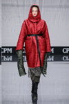 Показ XD XENIA DESIGN — CPM FW17/18 (наряды и образы: красное пальто с капюшоном, чёрный пояс)