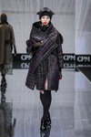 Modenschau von XD XENIA DESIGN — CPM FW17/18 (Looks: schwarzer gesteppter Mantel, schwarze Overknees, schwarze Stiefeletten, schwarze Mütze)