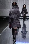 Показ XD XENIA DESIGN — CPM FW17/18 (наряды и образы: чёрное стёганое пальто, чёрные гольфины, чёрные ботильоны)