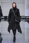 Desfile de XD XENIA DESIGN — CPM FW17/18 (looks: abrigo negro, bolso negro, botines de tacón negros)