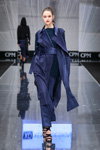Pokaz XD XENIA DESIGN — CPM FW17/18 (ubrania i obraz: kostium niebieski, sandały czarne)