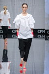 Pokaz XD XENIA DESIGN — CPM SS18 (ubrania i obraz: bluzka biała, spodnie czarne)
