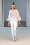 Desfile de ANTONIA GOY — Der Berliner Mode Salon SS18 (looks: blusa blanca transparente, pantalón blanco, calcetines blancos, calcetines naranjas)