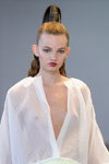 Показ ANTONIA GOY — Der Berliner Mode Salon SS18 (наряды и образы: белая блуза)