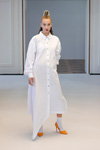 Показ ANTONIA GOY — Der Berliner Mode Salon SS18 (наряды и образы: белое платье-рубашка, белые носки, оранжевые туфли)