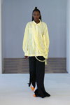 Modenschau von ANTONIA GOY — Der Berliner Mode Salon SS18 (Looks: gelbe gestreifte Bluse, schwarze Hose)