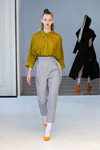 Modenschau von ANTONIA GOY — Der Berliner Mode Salon SS18 (Looks: khakifarbene Bluse, graue Hose, weiße Socken, orange Pumps)