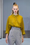Modenschau von ANTONIA GOY — Der Berliner Mode Salon SS18 (Looks: khakifarbene Bluse, graue Hose)