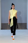 Pokaz ANTONIA GOY — Der Berliner Mode Salon SS18 (ubrania i obraz: bluzka żółta pasiasta, spodnie czarne, skarpetki białe, półbuty pomarańczowe)